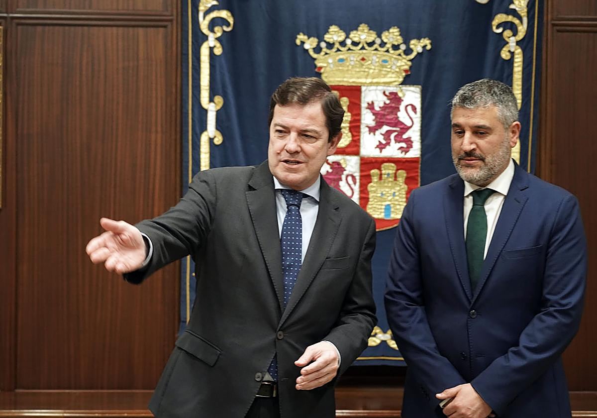 El presidente de la Junta de Castilla y León, Alfonso Fernández Mañueco, mantuvo este miércoles un encuentro con el alcalde de la localidad leonesa de San Emiliano, David Marcello