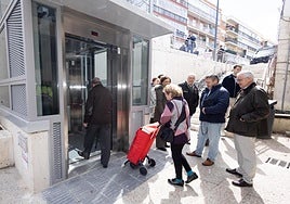 Los primeros usuarios del nuevo ascensor de Pilarica se suben a bordo.
