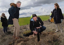 El alcalde de Dueñas, Miguel Ángel Blanco, en la plantación de árboles, entre el subdelegado del Gobierno y la presidenta de Paradores.