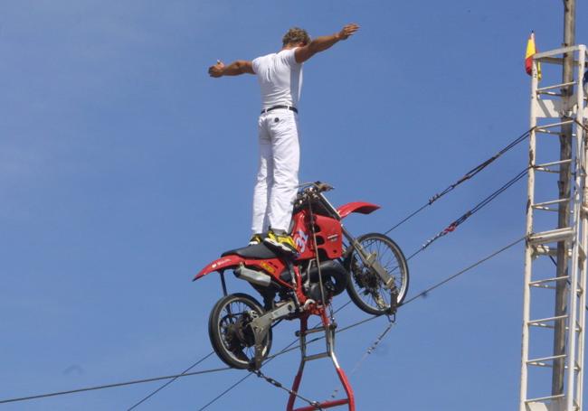 Imagen de 2001, con uno de los funambulistas sobre la moto.