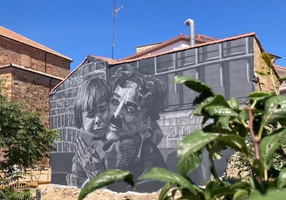 Mural dedicado a Charles Chaplin para recordar la vinculación de la ciudad con el séptimo arte a través del Festival de Cine.