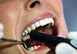 Un dentista realiza una revisión bucodental a una paciente en una imagen de archivo.