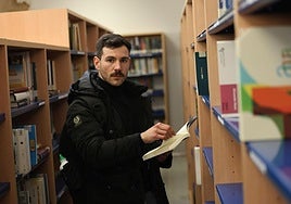 Eduardo Gutiérrez, en la biblioteca de la Universidad Europea Miguel de Cervantes.