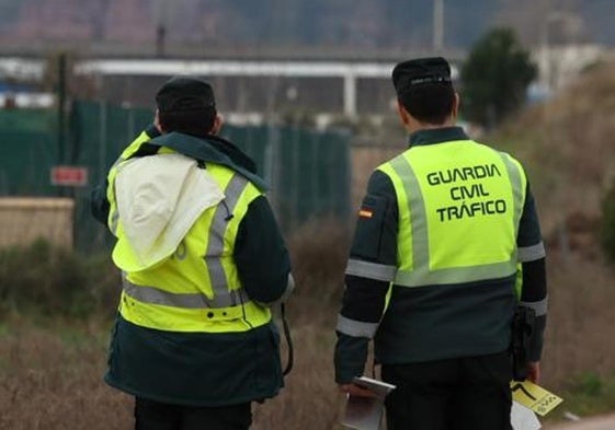 Dos agentes de la Guardia Civil de Tráfico, en una imagen de archivo.