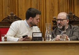El concejal de Hacienda, Carlos Hernández, conversa con el edil de Urbanismo, Álvaro Bilbao.
