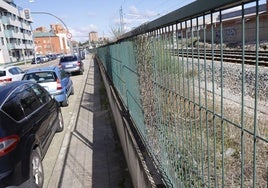 Vallado del ferrocarril en la calle Jardines de Palencia.