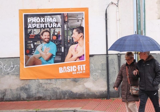 Cartel que anuncia la apertura de un nuevo gimnasio en Delicias.