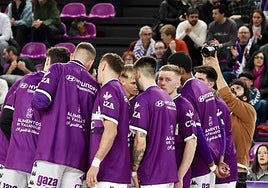 Los jugadores hacen grupo antes de empezar el último partido.