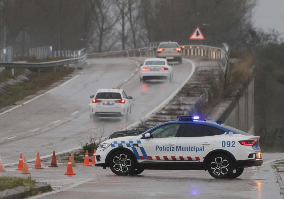 Corte del acceso a la VA-20 desde la avenida de Burgos.