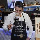 Justo Pablo Barbero cata una copa de vino.