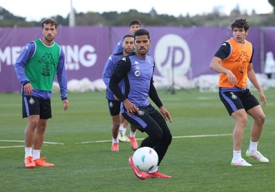 Henrique Silva (centro), durante la sesión de este lunes por la tarde en los Campos Anexos