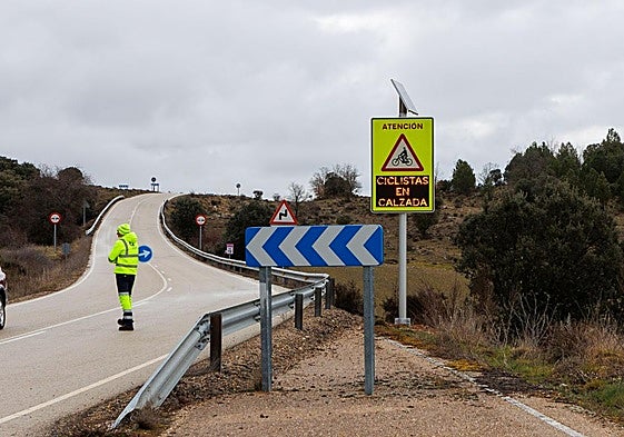 Panel que anuncia la presencia de ciclistas en la calzada, durante las pruebas.