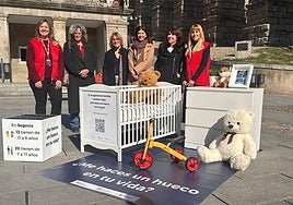 Miembros de Cruz Roja y autoridades de la Junta, en plena campaña para incentivar la acogida.