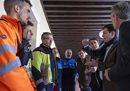 Alfonso Fernández Mañueco, durante su visita al Cecopi de Ávila este sábado.