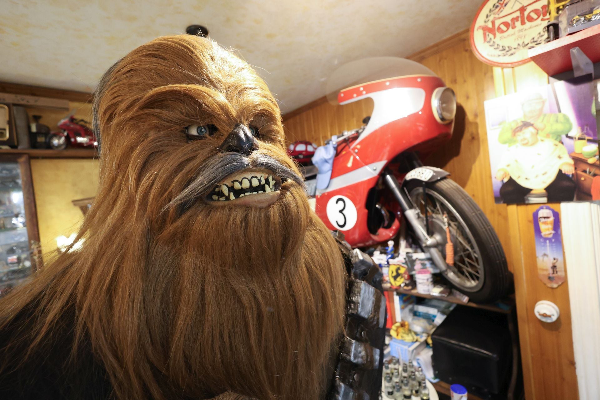 Así luce la peluquería de La Rondilla con decoración de 'Star Wars'