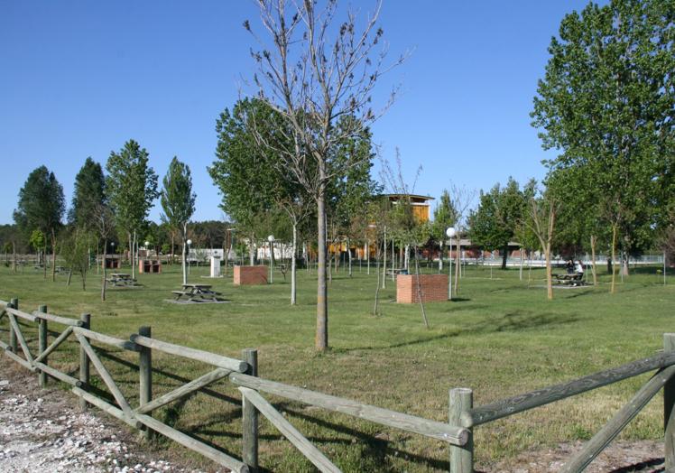 Parque público con zona de merendero.