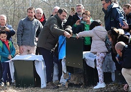 El consejero de Medio Ambiente, Juan Carlos Suárez-Quiñones, junto a Dylan y Malak, dos alumnos del colegio de Torquemada, sueltan a Viñegra, este martes en Astudillo.