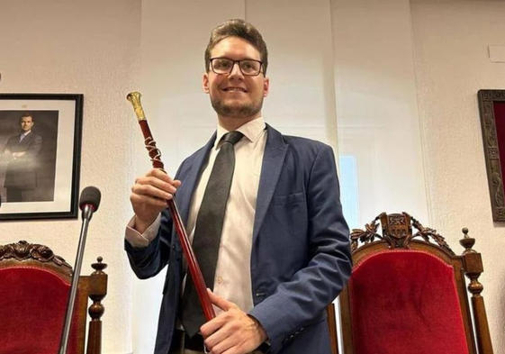 El alcalde de Aranda de Duero, Antonio Linaje, sostiene el bastón de mando de la capital ribereña