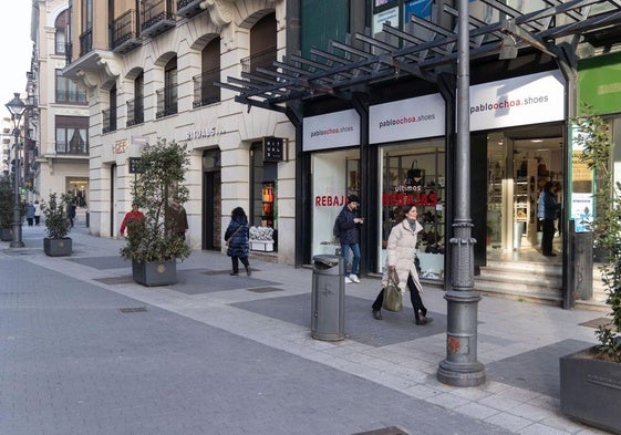 Comercios en la calle Santiago, en Valladolid.
