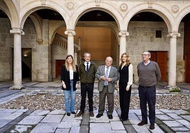 Desde la izquierda, Raquel Alonso, delegada de la Junta, Germán Delibes, Gonzalo Santonja y Mar Sancho, consejero y viceconsejera, Adolfo Delibes, en el Palacio Licenciado Butrón.