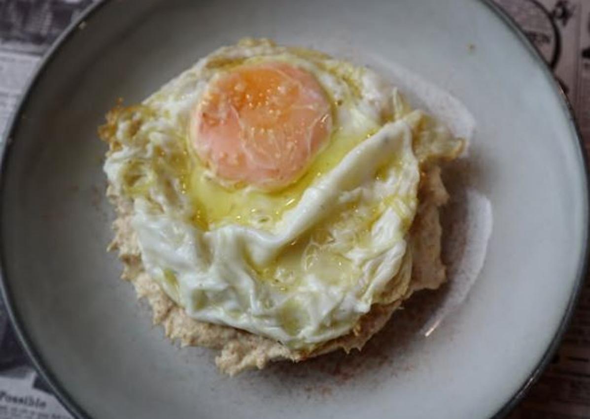 Imagen secundaria 1 - En el centro, Fernando de la calle junto a Felipe García y su hijo Juan García. Y algunos de los platos favoritos del Gastrobar Descosidos de Fernando de la Calle: ensaladilla tartufo y patatas con salsa.