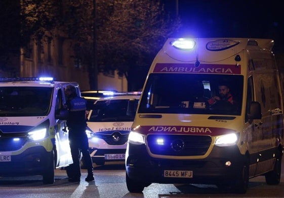 Ambulancia y varios vehículos policiales en Salamanca en una foto de archivo.
