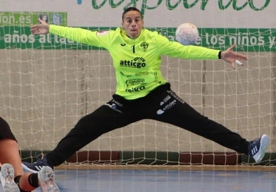Marisol Carratú trata de detener un lanzamiento de penalti, en un partido con el BM Elche.