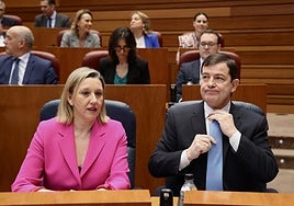 Alfonso Fernández Mañueco se prepara antes de su discurso inicial en el Pleno sobre política general de la comunidad autónoma.