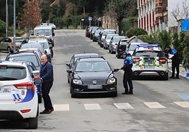 Agentes de la Policía Local controlan el tráfico por las calles de San Rafael.