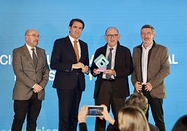 Roberto Cabezas (Grupo Entrepinares) entrega el premio a Juan Carlos Suárez-Quiñones, consejero de Medio Ambiente, Vivienda y Ordenación del Territorio y a los directores generales José Manuel Jiménez y José Ángel Arranz.