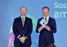 Miguel Calvo, delegado institucional de Iberdrola en Castilla y León y Arturo González, director de la fábrica de Signify en Valladolid.