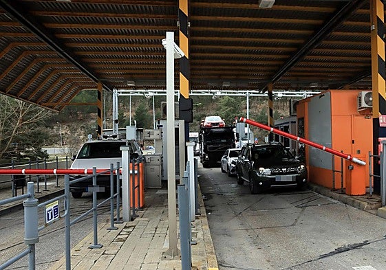 Multitud de vehículos esperan largas colas para pagar el peaje de San Rafael.