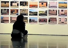 Una visitante del CAB, ante la obra de Javier Ayarza.