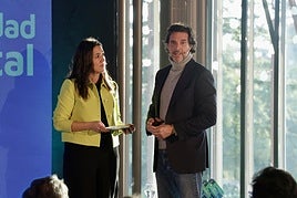 Javier Goyeneche, fundador de la marca Ecoalf, explicó en una ponencia de los III Premios de Sostenibilidad cómo su empresa transforma residuos plásticos y de otro tipo en prendas de moda.