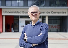 Félix Moracho posa en la Universidad Europea Miguel de Cervantes, donde estudia Nutrición Humana y Dietética.