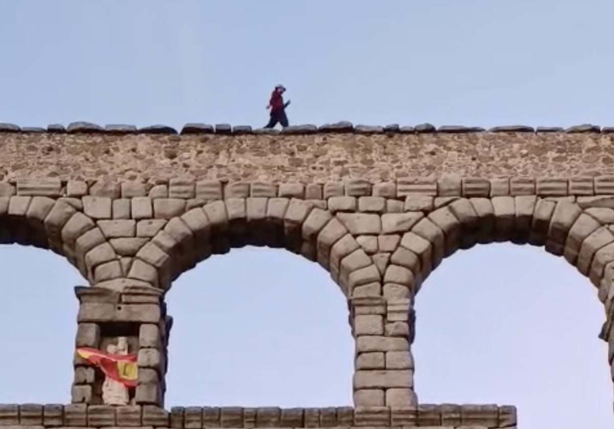 Un hombre camina por el canal del Acueducto durante la Media Maratón de Segovia