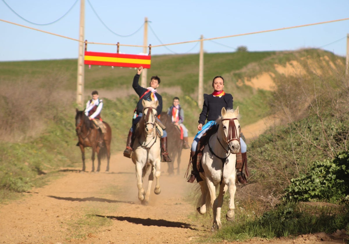 Los quintos durante la carrera de cintas a caballo