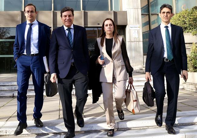 El consejero de Economía y Hacienda, Carlos Fernández Carriedo (2i) con parte de su equipo directivo, entre ellos la directora general de Tributos y Financiación Autonómica, Heidi Millán.