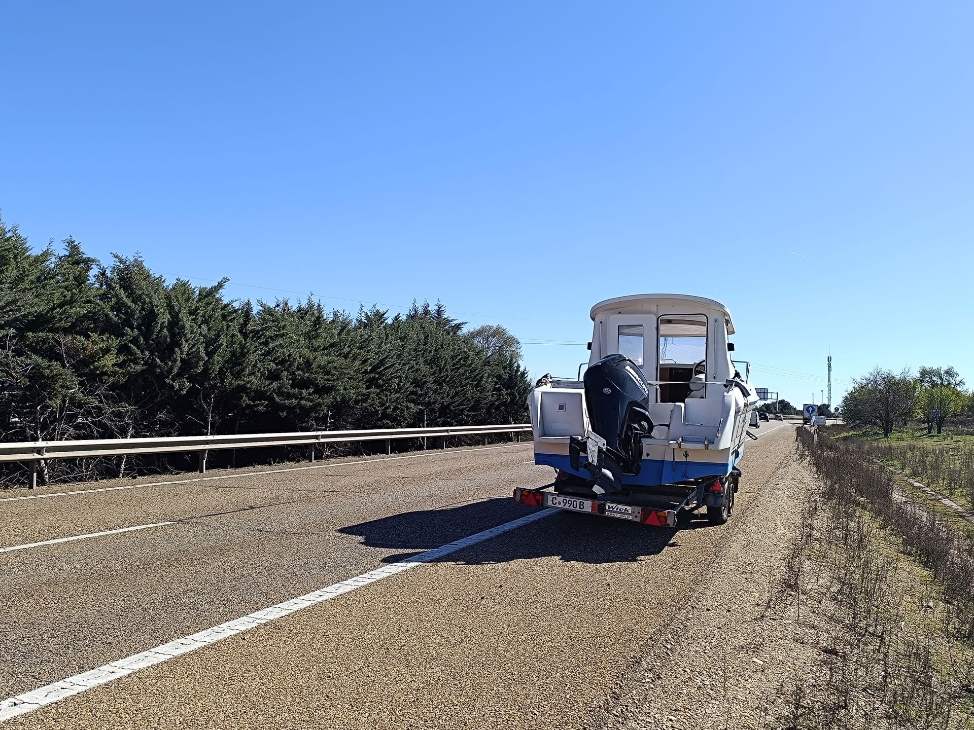 El accidente entre un vehículo y una embarcación en la A-62, en imágenes