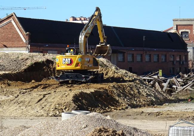 Movimiento de tierras al borde del aparcamiento, dentro de los terrenos de los antiguos talleres de Renfe.