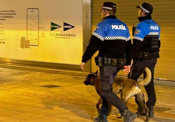 Agentes de la Policía Local por el centro de Burgos.