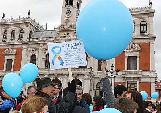 Celebración reivindicativa de una edición anterior del Día Mundial de Concienciación sobre el Autismo.