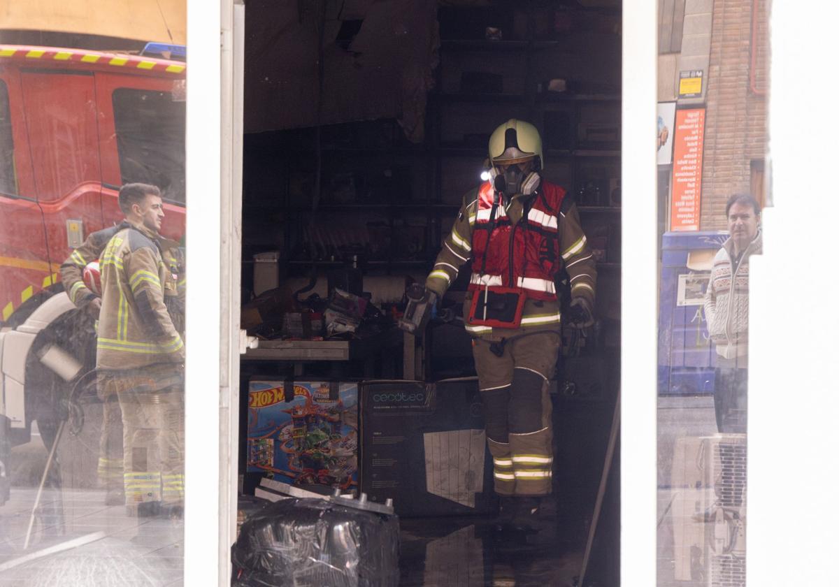 Un incendio en un local de aparatos eléctricos moviliza a los Bomberos