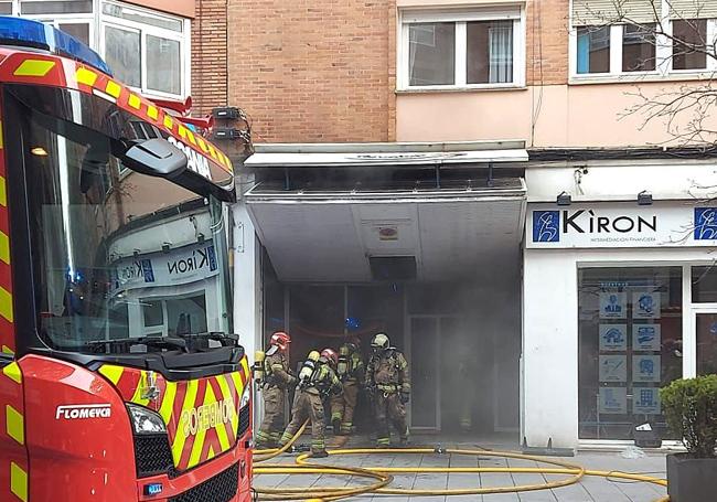 Inicio de la intervención de los Bomberos de Valladolid en el local afectado.