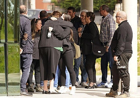 Familiares y amigos de David Álvarez a las puertas del tanatorio de Bembibre.