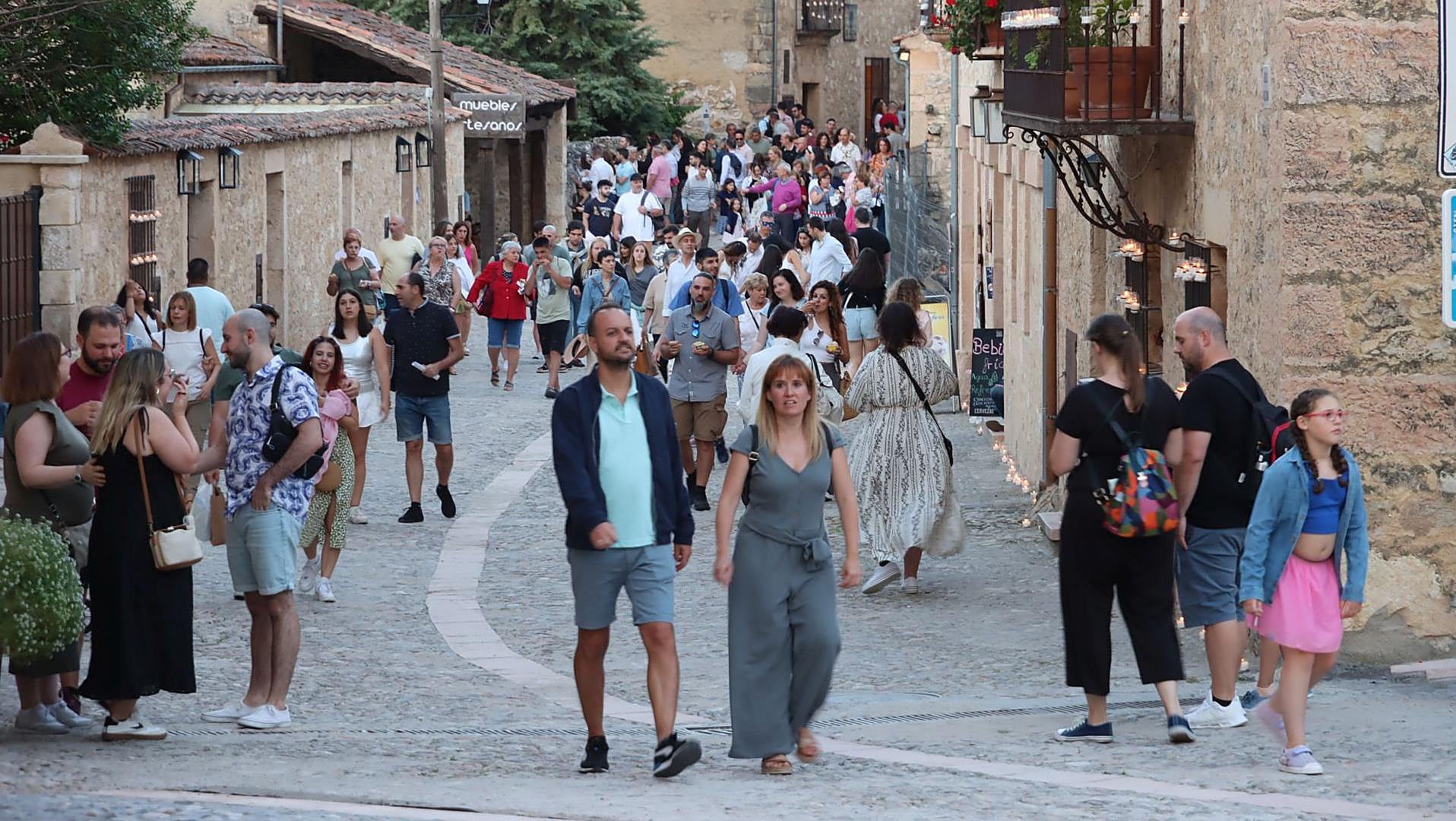 Turistas por una de las calles de Pedraza.