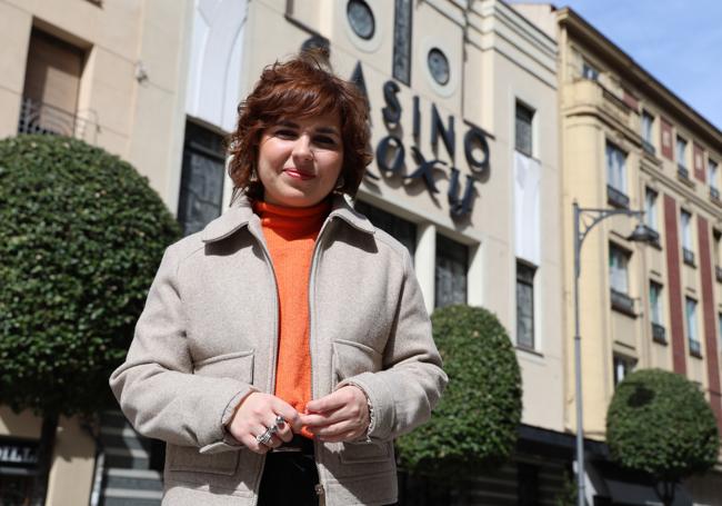 Adriana Fernández, bisnieta de Emilio y José de la Fuente, posa frente a los antiguos Cines Roxy de Valladolid.