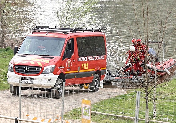 Los Bomberos salen del Pisuerga tras inspeccionar los aledaños del Puente Mayor.