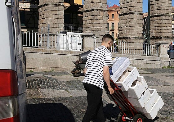 Un repartidor en Segovia, en una imagen de archivo.