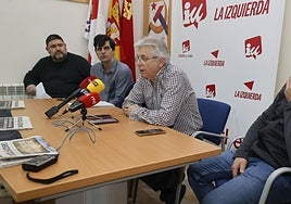 Mariano Alfambra interviene en la rueda de prensa, junto a Juan Gascón, Eduardo Hermida y Manuel Muñoz.